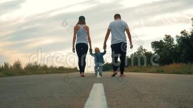 父亲和母亲带着一个小儿子去农村旅游、旅游、徒步旅行和人的概念